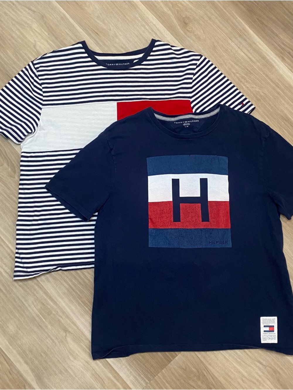 Bundle of 2 Tommy Hilfiger Men’s Crewneck Large